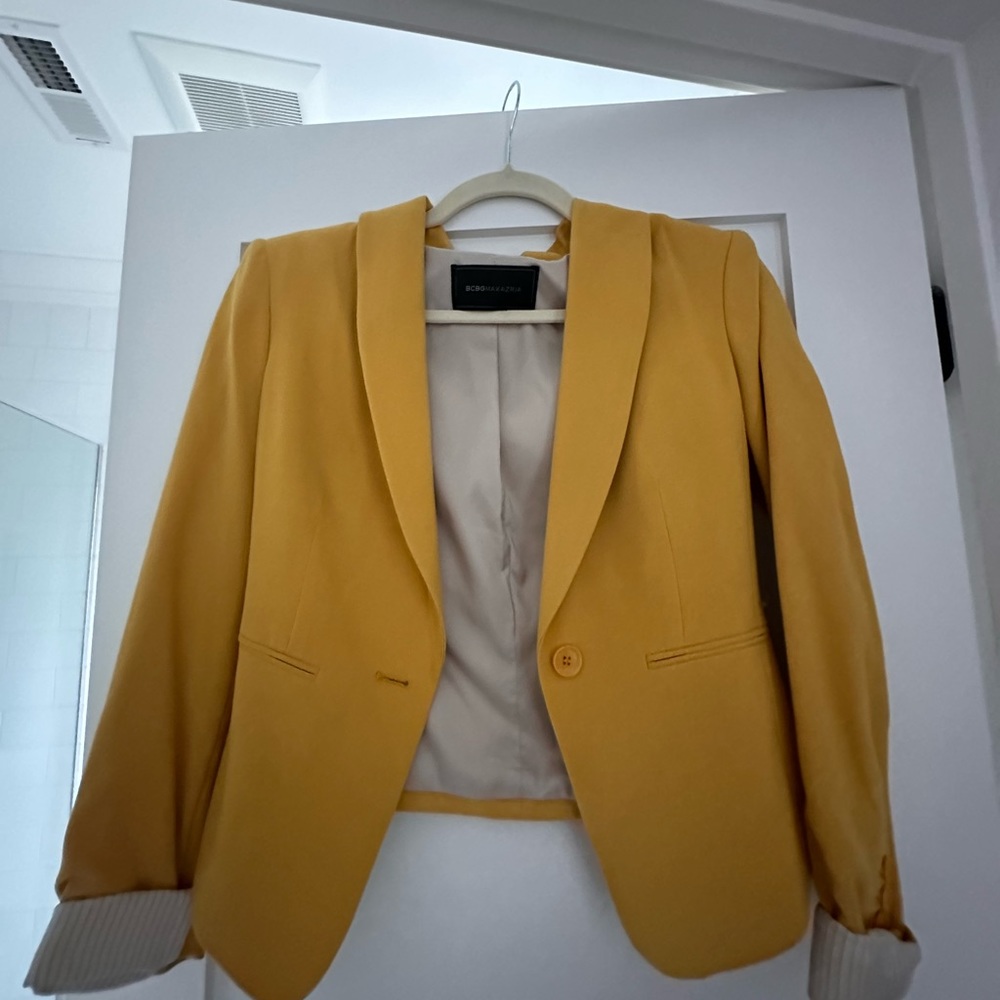 BCBG Bowie Blazer size XS. Very gently worn.